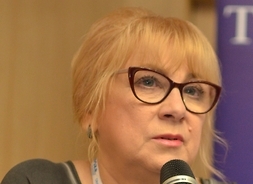 Beata Szczepankowska, Burmistrz Miasta i Gminy Chorzele mówi do mikrofonu o sukcesach swojego regionu