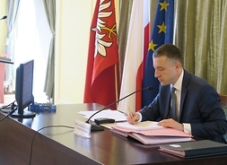 głos zabiera prowadzący obrady przewodniczący sejmiku Ludwik Rakowski