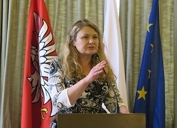 Przy mównicy przemawia radna Katarzyna Piekarska