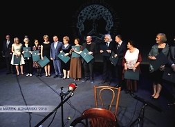 na scenie w rzędzie stoją twórcy i członkowie Płockiego Towarzystwa Przyjaciół Teatru