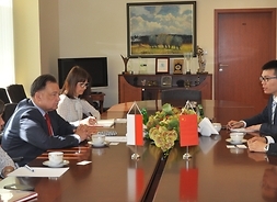 przy stole siedzą przedstawiciele województwa mazowieckiego i Ambasady Chińskiej Republiki Ludowej w Polsce