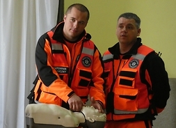 Ratownicy prezentują wykonanie resuscytacji krzążeniowo-oddechowej