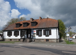 Siedziba Muzeum Małego Miasta w Biezuniu (biały dworek z czerwonym dachem)