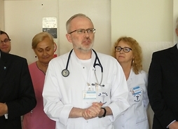 Przemawia ordynator oddziału kardiologicznego Waldemar Chełstowski, ubrany jest w biały fartuch