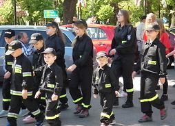 młodzi mieszkańcy Gąbina w strojach strażackich