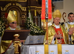 Ksiądz biskup Tadeusz Pikus celebruje mszę św. przy ołtarzu.