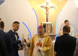 Biskup Siedlecki Kazimierz Gurda wyświęca kaplicę szpitalną