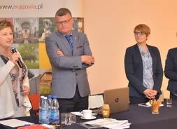 stoją przy stole prezydialnym E.Lanc (z mikrofonem w ręku), D.Pawlik, P.Grzesiowski, A.Sakowska