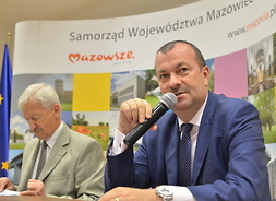 siedzą wicemarszałek Wiesłąw Raboszuk oraz zastępca Dyrektora w Deapartamencie Rolnictwa i Rozwoju Obszaró Wiejskich Kazimierz Porębski