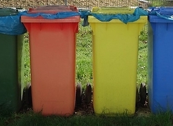 cztery różnokolorowe kubły na śmieci
