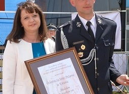Wicemarszałek Janina Ewa Orzełowska pozuje ze strażakiem trzymającym dyplom
