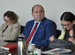 siedzą dr Elżbieta Kozubek, kierownik Agnieszka Mync oraz dyrektor Radoław Rybicki