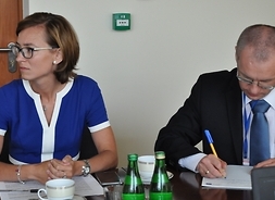 siedzą przy stole kierownik Sylwia Sztark i starszy specjalista Michał Banak