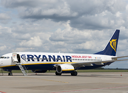Na pasie stoi samolot Ryanair