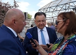 Dziennikarka nagrywa wywiad z marszałkiem Struzikiem