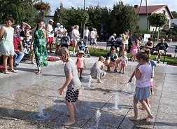 Dzieci bawiące się wśród w fontannach