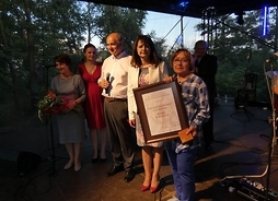 wicemarszałek Janina Ewa Orzełowska, starosta garwoliński Marek Chciałowsk i przedstawicielkz Koła Gospodyń trzyma Medal Pamiątkowy Pro Masovia.