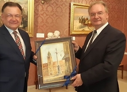 Marszałek Adam Struzik i premier Saksonii-Anhalt Reiner Haseloff trzymają przed sobą obraz
