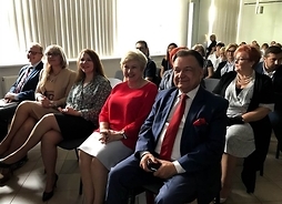 Marszałek Adam Struzik i Elżbieta Lanc, członek zarządu województwa siedzą na sali wśród zaproszonych gości