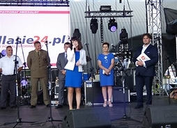 Wicemarszałek Janina Ewa Orzełowska stoi na scenie i przemawia do uczestników festynu