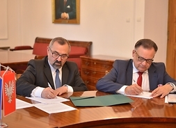 przy stole siedzą i umowy podpisują rektor SGGW Wiesław Bielawski i marszałek Adam Struzik