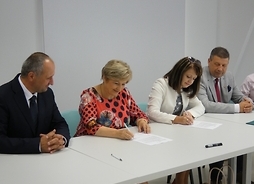 Umowę podpisują przy stole wicemarszałek Janina Ewa Orzełowska, członek zarządu Elżbieta Lanc i dyrektor szpitala w Makowie Mazowieckim Jerzy Wielgolewski