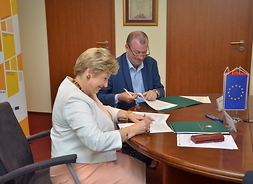 Umowę podpisują wicemarszałek Wiesław Raboszuk i członek zarządu Elżbieta Lanc