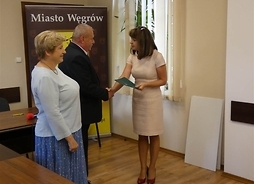 Umowę przekazała wicemarszałek Janina Ewa Orzełowska i członek zarządu Elżbieta Lanc na ręce burmistrza Węgrowa Krzysztofa Wyszogrodzkiego