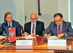 Za stołem siedzą: marszałek Adam Struzik, rektor politechniki i dyrektor Mazowieckiej Jednostki Wdrażania Programów Unijnych