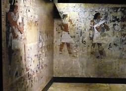 Rekonstrukcja grobowca wezyra pokryta polichromowanymi reliefami. Zdjęcie z wystawy „Dom wieczności wezyr ”w PMA w Warszawie