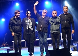 na scenie, po koncercie stoją Krzysztof Cugowski i członkowie jego zespołu