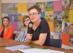 Wiesława Miecznikowska przemawia siedząc przy stole