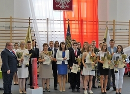 na zdjęciu widać wicemarszałek Janinę Ewę Orzełowską i laureatów konkursu strzeleckiego.