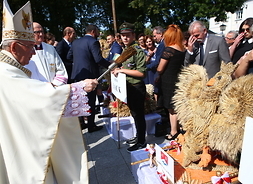 Biskup święci wieniec w kształcie orła