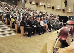 Zdjęcie przedstawia zapełnioną widownie Sali koncertowej podczas koncertu PZLPiT „Mazowsze”