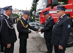 Strażacy odbierają nagrody i dyplomy