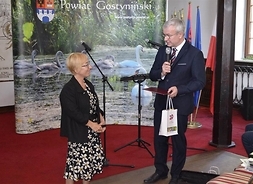 Starosta gostyniński Tomasz Matuszewski wraz dyrektor Oddziału Mazowieckiego PFRON – Anną Wandzel
