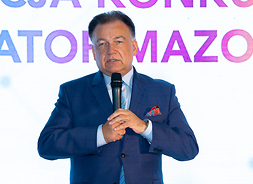 Marszałek przemawia podczas uroczystości na tle logotypu konkursu