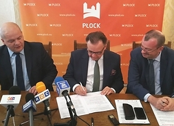 marszałek Adam Struzik podpisuje umowę na projekt mobilności miejskiej dla Płocka