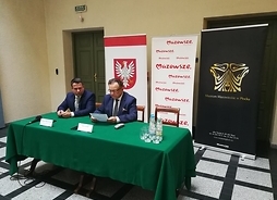 Radny Adam Orliński i marszałek Adam Struzik za stołem prezydialnym