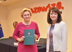 wicemarszałek Janina Ewa Orzełowska i jedna z przedstawicielek podwarszawskich gmin
