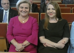 siedzą obok siebie dyrektor Muzeum Wsi Radomskiej Ilona Jaroszek oraz dyrektor Departamentu Zdrowia i Polityki Społecznej UMWM Agnieszka Gonczaryk