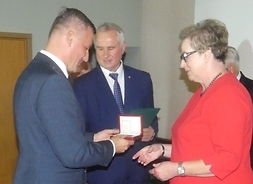 Medal Pamiatkowy odbiera wiceprzewodnicząca sejmiku Bożenna Pacholczak