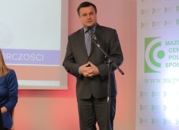 Dyrektor MCPS Artur Pozorek przed mikrofonem