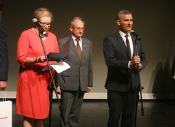 Od lewej: Bożenna Pacholczak, Jan Rejczak, Rafał Rajkowski