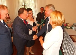marszałek Adam Struzik gratuluje jednemu z wyróżnionych pracowników zakłądu w Mławie