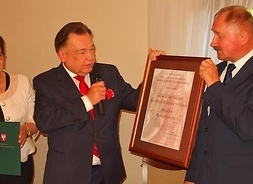 medal pamiatkowy dyrektorowi Janowi Stępce wręcza marszałek Adam Struzik