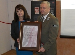 Wicemarszałek Jania Ewa Orzełowska wręcza medal Pamiątkowy na ręce dyrektora Mazowieckiego Zespołu Parków Krajobrazowych Sylwestra Chołasta