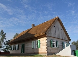 Drewniany dom pokryty słomianą strzechą