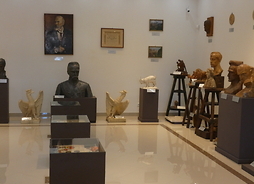 Sala w Muzeum Konstantego Laszczki. Pod ścianą stoją rzeźby